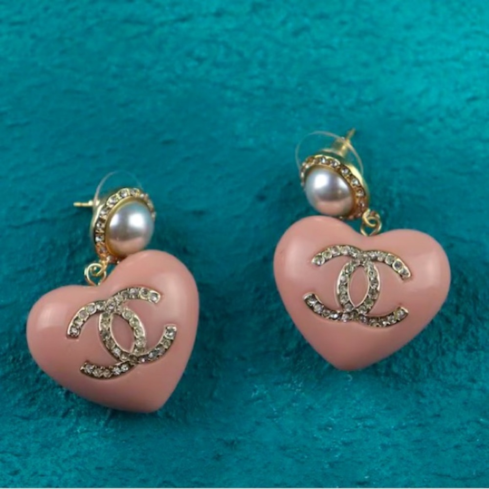 DISO!!! Vintage Chanel Pink Heart Drop Earrings